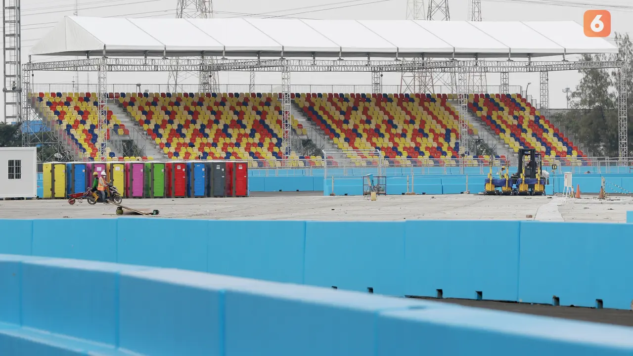Foto: Melihat Kesibukan Pekerja Jelang Balapan Formula E di Jakarta