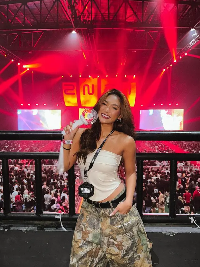 Momen Seru Marion Jola Nonton konser 2NE1 \'Welcome Back\' di Jakarta. (instagram/lalamarionmj)