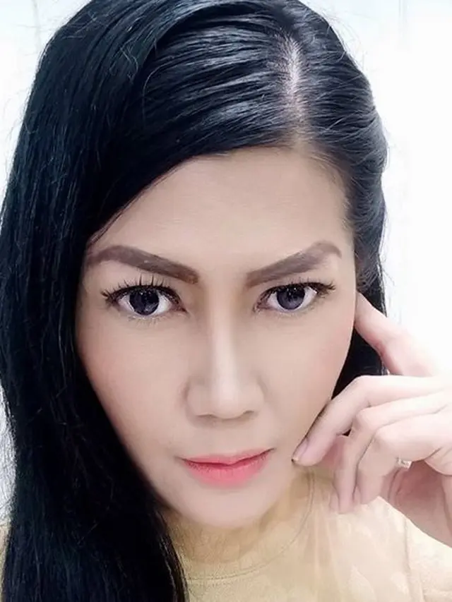 Helsi Herlinda tetap cantik dan memesona meskipun hanya memakai polesan makeup yang sederhana.