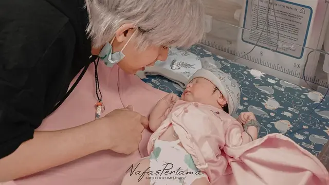 Arnold Leonard dan Moniq Crasivaya Dikaruniai Anak Pertama (foto: nafaspertama via Instagram arnoldleonard05)