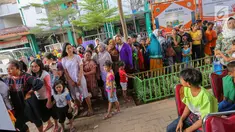 Warga antre untuk pemeriksaan kulit di komplek Rusunawa Muara Baru, Jakarta, Selasa (14/5/2019). Setiap warga berkesempatan untuk berkonsultasi dan mendapatkan pelayanan dari para dokter spesialis kulit terkait dengan gangguan kulit yang mereka alami. (Liputan6.com/Fery Pradolo)