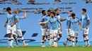 Gelandang Manchester City, David Silva (tengah) berselebrasi dengan rekan-rekannya usai mencetak gol ke gawang Burnley pada pertandingan lanjutan Liga Inggris di Stadion Etihad di Manchester, Inggris (22/6/2020). City menang telak 5-0 atas Burnley. (Shaun Botterill/POOL/AFP)