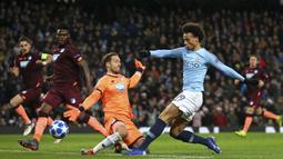 Gelandang Manchester City, Leroy Sane, mencetak gol ke gawang Hoffenheim pada laga Liga Champions di Stadion Etihad, Rabu (12/12). Manchester City menang 2-1 atas Hoffenheim. (AP/Dave Thompson)