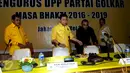 Ketua Umum Partai Golkar Setya Novanto (tengah) sebelum menggelar rapat pengurus di DPP Golkar, Jakarta, Senin (30/5). Menurut kabar ada lebih dari 200 orang yang menjadi pengurus Golkar 2016-2019. (Liputan6.com/Helmi Afandi)