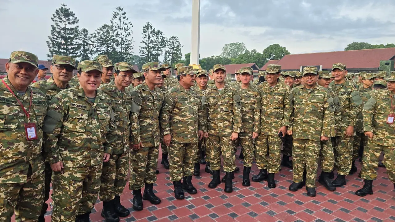 Para anggota Kabinet Merah Putih menjalani latihan baris-berbaris di Lapangan Sapta Marga, Akademi Militer Magelang, Jumat (25/10/2024).