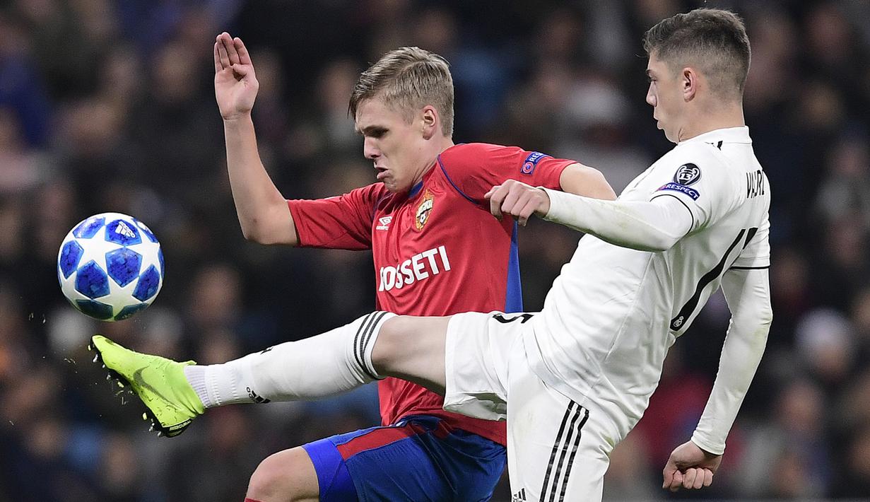 Gelandang CSKA Moskow, Arnor, Sigurdsson, berebut bola dengan gelandang Real Madrid, Federico Valverde, pada laga Liga Champions di Stadion Santiago Bernabeu, Madrid, Rabu (12/12). Madrid kalah 0-3 dari CSKA. (AFP/Javier Soriano)