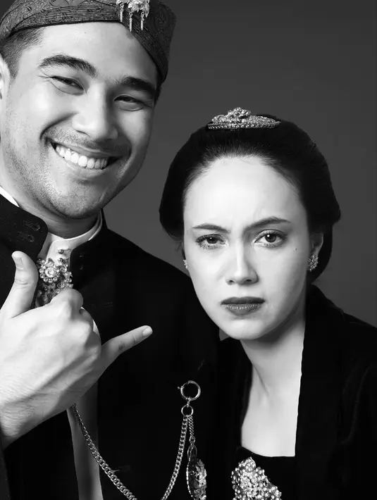 Wajah bule Anggika Bolsteril dipulas dengan makeup look yang effortless dan lipstik merah gelap [@anggikabolseril]