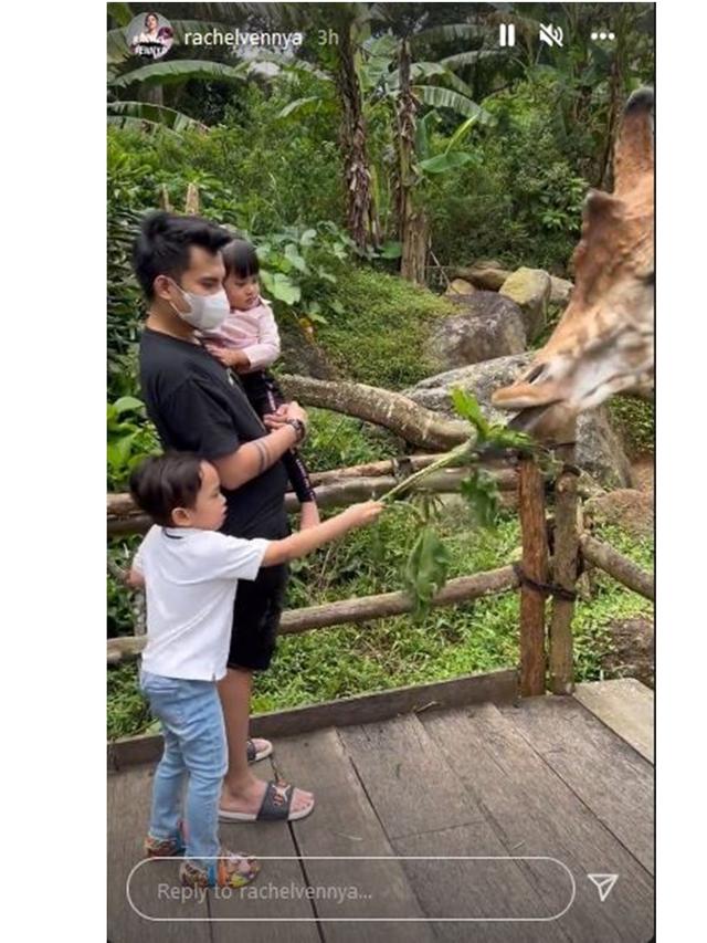 Ajak Xabiru dan Chava, Ini 6 Momen Seru Rachel Vennya dan Okin di Taman Safari