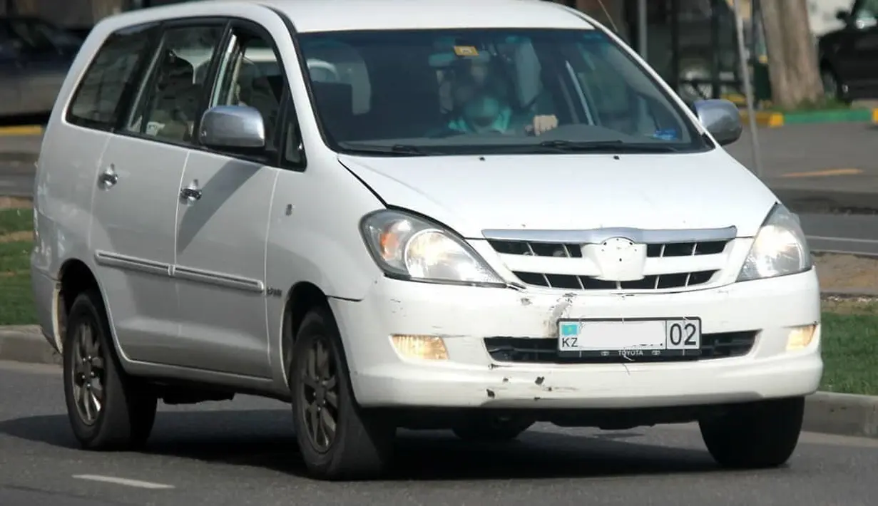 Toyota Innova yang tampak sudah memiliki kilometer panjang ini terjepret di salah satu jalan di Rusia. (Source: Instagram/@toyotainnovaintheworld)