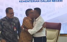 VIDEO: Wali Kota Prabumulih Minta Maaf Usai Heboh Pecat Kepsek SMP, Berakhir Pelukan
