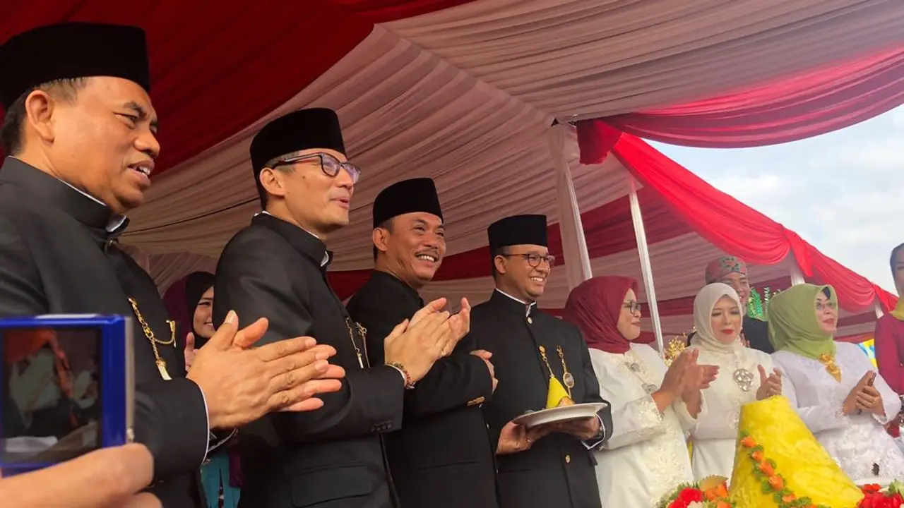 Gubernur DKI Jakarta Anies Baswedan dan wakilnya, Sandiaga Uno, beserta Ketua DPRD DKI Prasetio Edi (dua dari kiri)