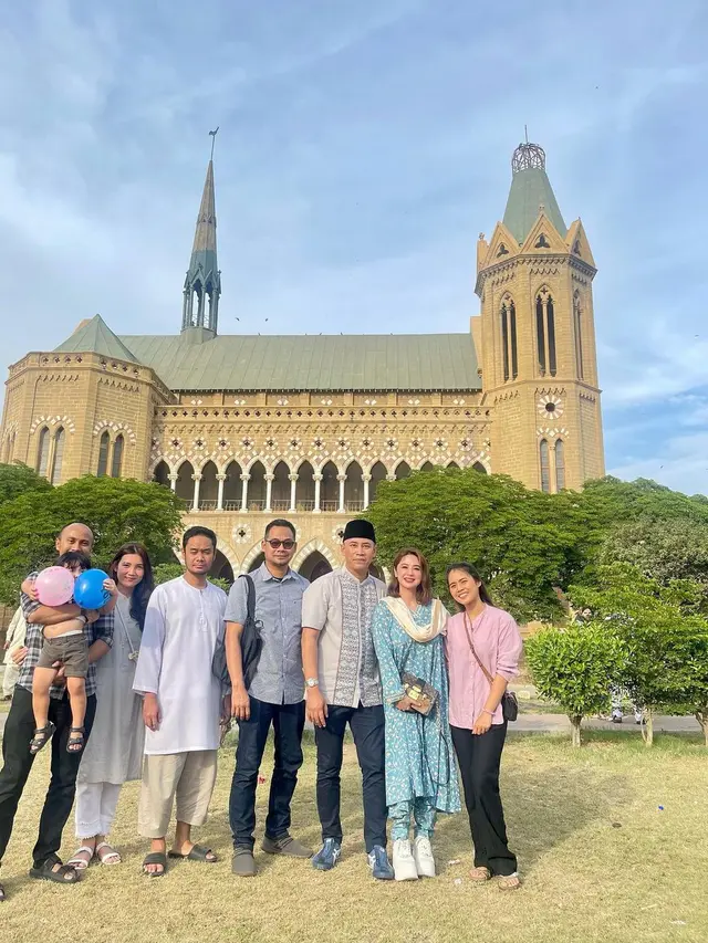 Potret Dewi Perssik rayakan lebaran di Pakistan (Sumber: Instagram/@dewiperssik9)