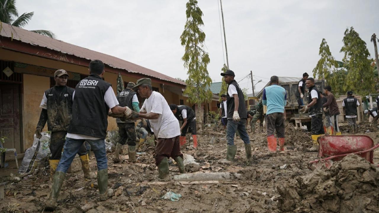 Dukung Pemulihan Pascabencana, Relawan BRI Peduli Terjun Langsung 'Bersih-bersih Sekolah' di Aceh Tamiang