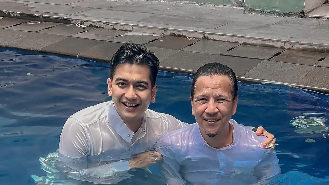 Teuku Ryan Renang Pakai Gamis