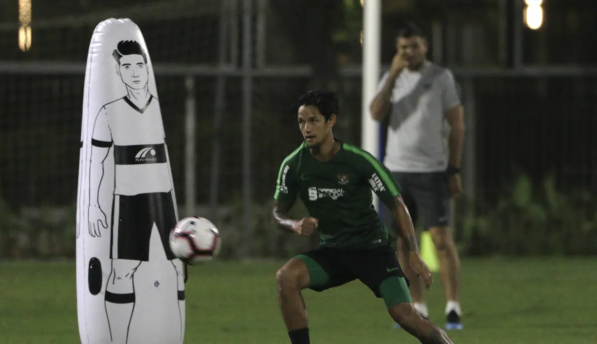Pemain Timnas Indonesia, Irfan Bachdim, mengontrol bola saat latihan di Lapangan ABC Senayan, Jakarta, Jumat (7/6). Latihan ini persiapan jelang laga persahabatan melawan Yordania. (Bola.com/Yoppy Renato)