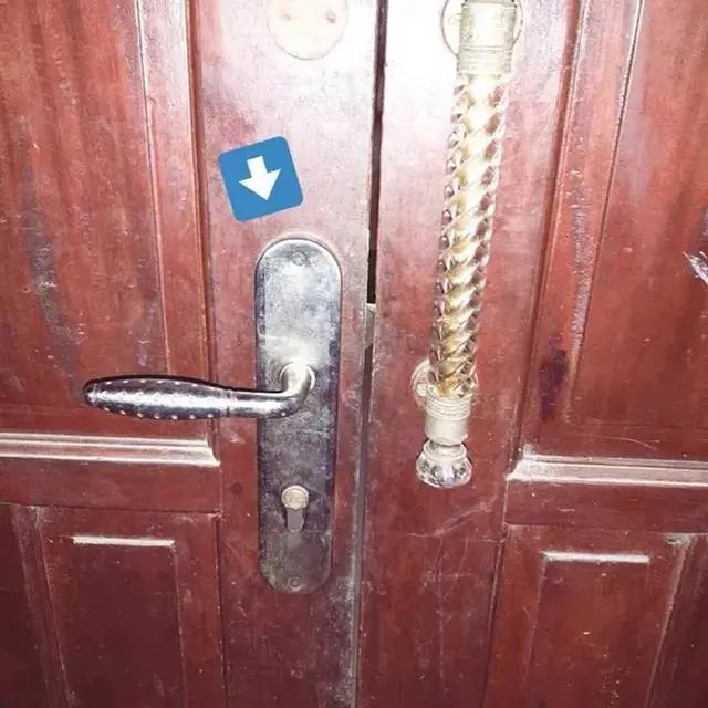 10 Potret Nyeleneh Tukang Salah Pasang Gagang Pintu Ini Bikin Susah