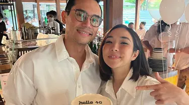 Setelah putus dari Wijin Saputra, Gisella Anastasia cukup lama tak menjalin hubungan dengan lawan jenis. Namun sejak beberapa waktu terakhir, Gisel dikabarkan dekat dengan seorang pria bernama Rino Soedarjo. Terbaru, ia memberikan kejutan ulang tahun spesial untuk pria tersebut.
(Liputan6.com/IG/@muh_assad)