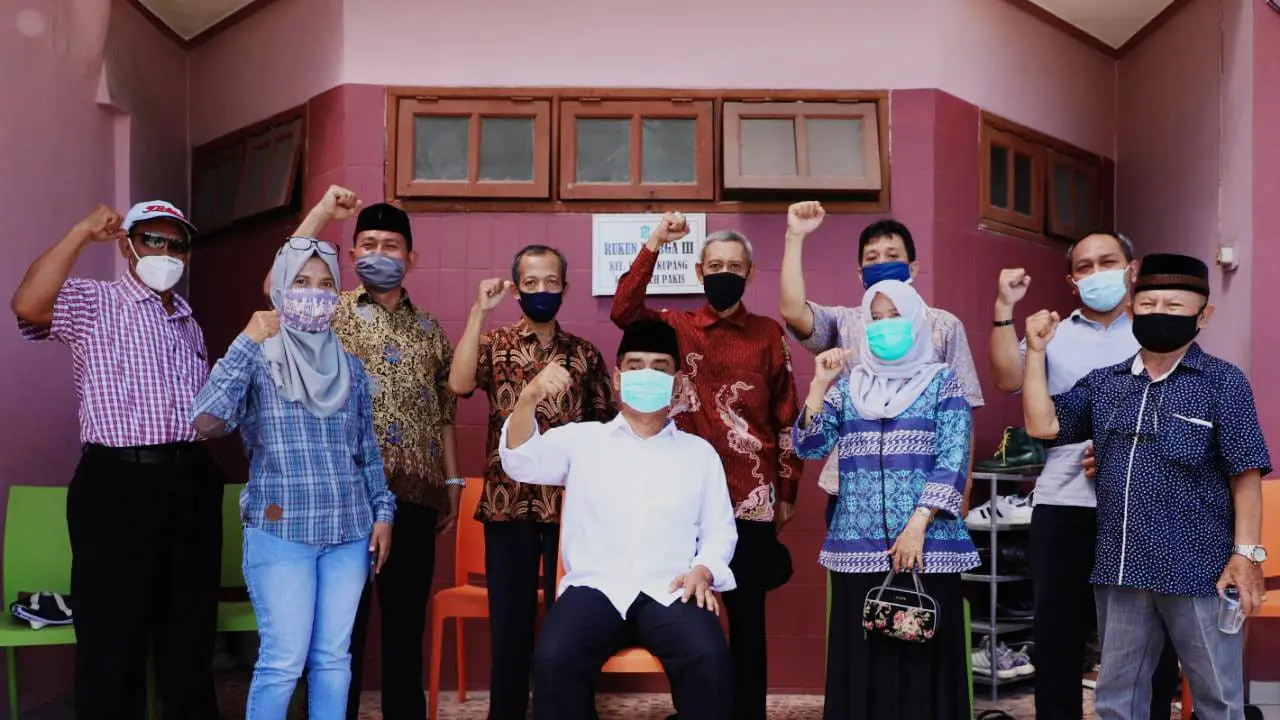 Warga melepas Mujiaman dengan doa untuk mendaftar ke KPU Surabaya. (Foto: Istimewa)