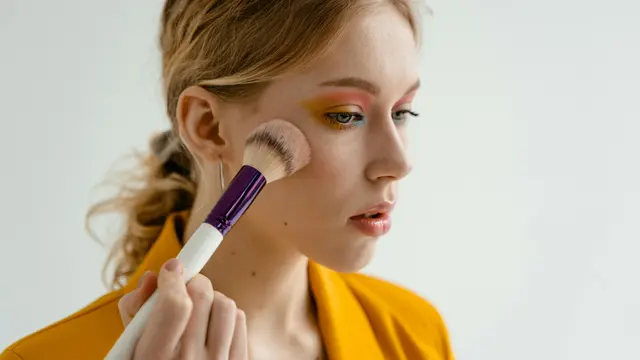 3. Utamakan Make Up Berbahan Dasar Mineral