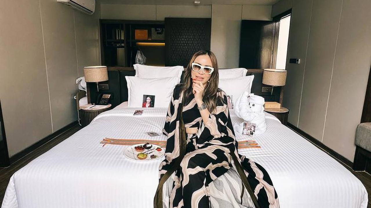 Potret Momo Geisha Liburan di Lombok, Hot Mom Super Kece Berpose di Pinggir Pantai