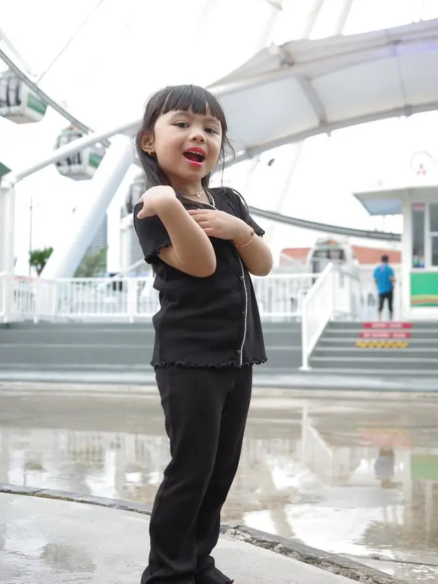 Pose Centil Ameena Atta, Putri Aurel Hermansyah yang Sudah Pintar Bergaya dengan Bibir Merona