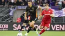 Pemain Venezia, Jay Idzes (kiri) menggiring bola melewati pemain Fiorentina dalam laga lanjutan Liga Italia 2024/2025 di Stadio Pier Luigi Penzo, Venezia, Italia, Senin (12/05/2025) waktu setempat. (AP Photo/LaPresse/Paola Garbuio)