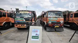 Sejumlah truk pengangkut sepeda motor peserta mudik terparkir di Terminal Pulo Gadung, Jakarta, Selasa (26/4/2022). Jadwal keberangkatan mudik gratis pada 26 April 2022 dengan menggunakan truk khusus untuk sepeda motor dan 27 April 2022 menggunakan bus AKAP untuk penumpang. (merdeka.com/Iqbal S. Nugroho)