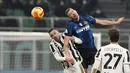 Bek Juventus, Mattia De Sciglio berebut bola udara dengan penyerang Inter Milan, Edin Dzeko pada pertandingan final Piala Super Italia 2021 di Stadion San Siro di Milan, Italia, Kamis (13/1/2022). Inter Milan menang tipis atas Juventus 2-1 lewat perpanjangan waktu. (AP Photo/Luca Bruno)