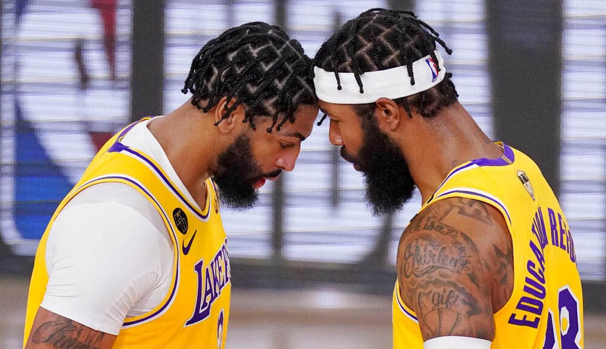 Pebasket Los Angeles Lakers, Anthony Davis dan Markieff Morris melakukan selebrasi saat melawan Miami Heat pada gim keempat final NBA di Lake Buena Vista, Rabu (7/10/2020). Lakers menang dengan skor 102-96. (AP Photo/Mark J. Terrill)