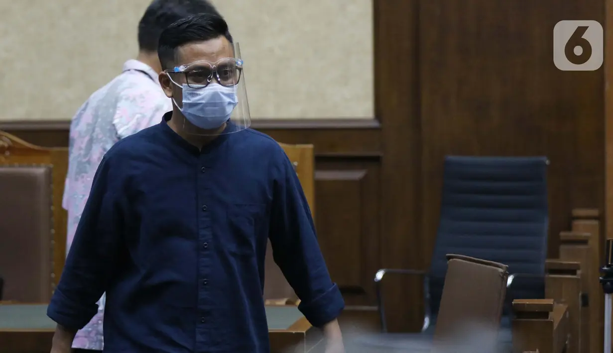 Terdakwa perantara suap dari Djoko Tjandra kepada Jaksa Pinangki Sirna Malasari terkait pengurusan fatwa di Mahkamah Agung (MA), Andi Irfan Jaya saat jeda persidangan di Pengadilan Tipikor, Jakarta, Rabu (2/12/2020). Sidang mendengar keterangan saksi. (Liputan6.com/Helmi Fithriansyah)