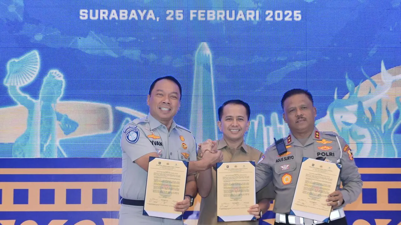 Dirjen Bina Keuangan Daerah (BKD) Kementerian Dalam Negeri Agus Fatoni (tengah), Direktur Utama PT Jasa Raharja Rivan Purwantono (kiri) dan Kakorlantas Polri Irjen Agus Suryonugroho (Istimewa)