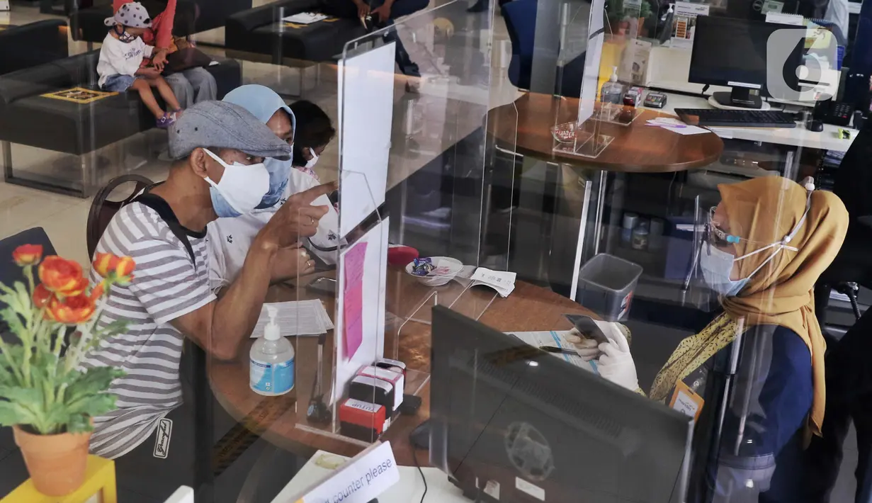 Nasabah melakukan transaksi perbankan di KCU Bank Mandiri Bintaro, Tangerang Selatan, Banten, Jumat (26/2/2021). Lembaga Penjamin Simpanan (LPS) menjamin simpanan nasabah di bank hingga Rp 2 miliar per nasabah per bank dengan syarat 3 T. (Liputan6.com/Angga Yuniar)