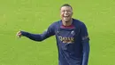 Pemain Paris Saint-Germain (PSG), Kylian Mbappe, tertawa saat sesi latihan di Poissy, Paris, Jumat (18/8/2023). Mbappe mengikuti latihan dan diperkirakan akan tampil melawan Toulouse pada pekan kedua Liga Perancis 2023-2024. (AP Photo/Michel Euler)