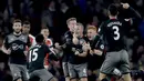 Pemain Southampton, Jordy Clasie (tengah) merayakan gol bersama rekan-rekannya saat melawan Arsenal pada laga Piala Liga Inggris 2016-2017 di Emirates Stadium, (30/11/2016). Arsenal kalah 0-2.  (AP/Matt Dunham)