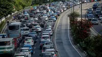 Pengendara terjebak macet di Jalan MH Thamrin, Jakarta, Kamis (4/6/2015). Data dari BPS menyebutkan, saat ini kecepatan rata-rata berkendara di Jakarta pada pagi hari di hari kerja hanya berkisar 5 km per jam. (Liputan6.com/Faizal Fanani)