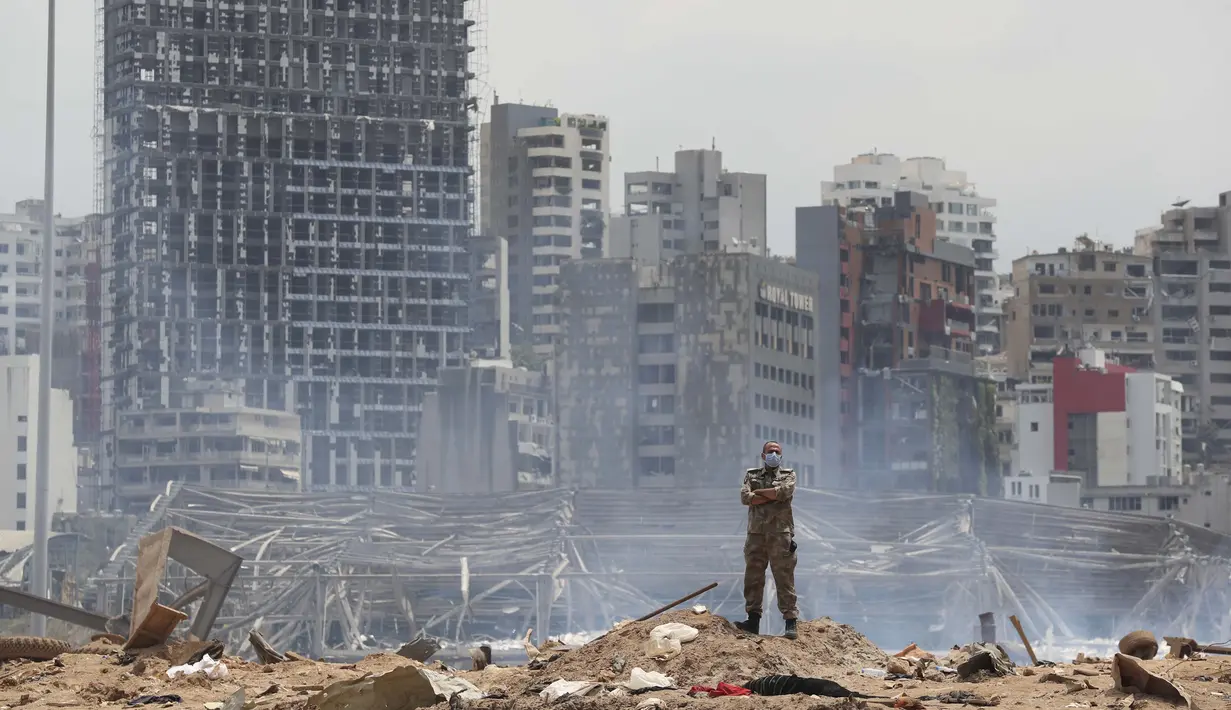 Seorang tentara berdiri di lokasi ledakan yang hancur di pelabuhan Beirut, Lebanon, Kamis, (6/8/2020). (AP Photo / Thibault Camus, Pool)