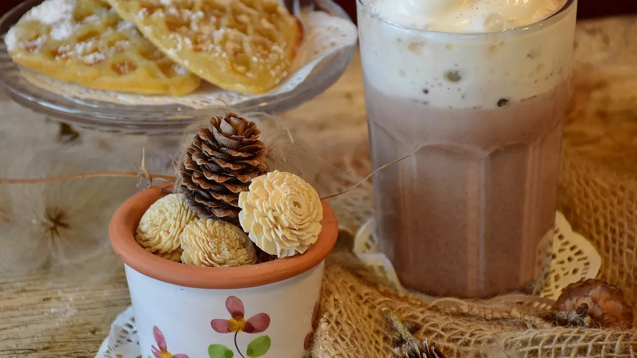 Coklat Panas Klasik dengan Topping