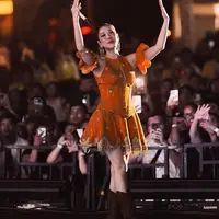 Dalam sebuah penampilan di panggung Nusa Dua, Bali, pelantun “Cinta Sejati” itu tampil memikat dalam balutan halter dress berwarna oranye bermotif kain endek Bali, rancangan desainer lokal @wiramapratama. [@itsmebcl].