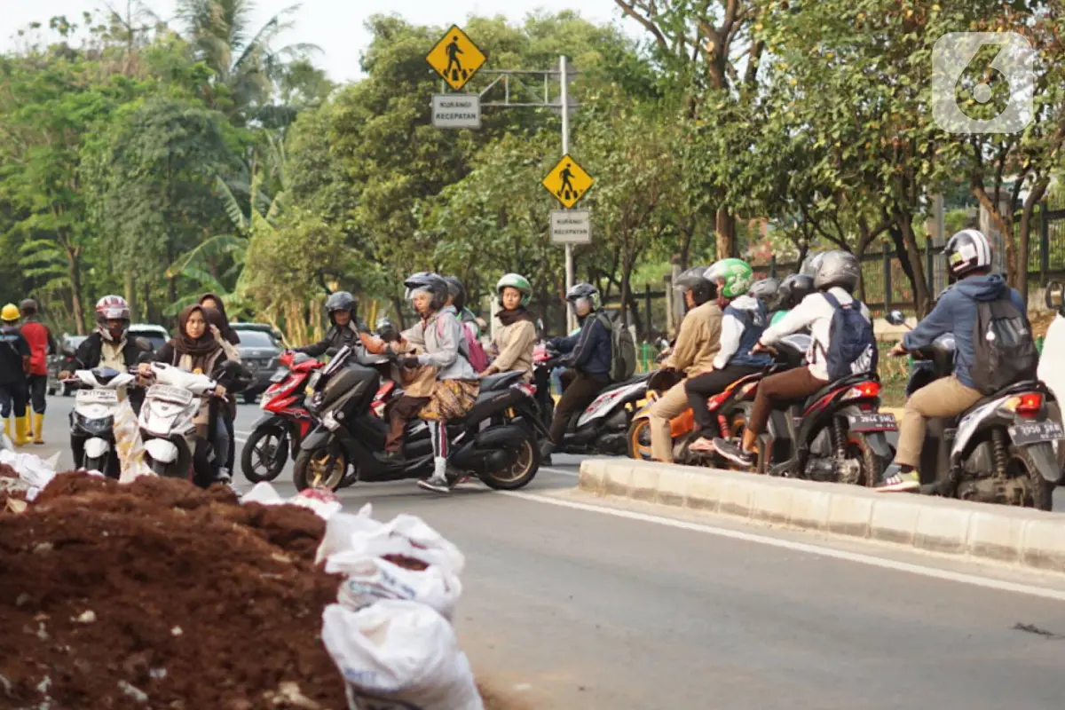Minim Pengawasan, Pemotor Bebas Lawan Arah di Lenteng Agung