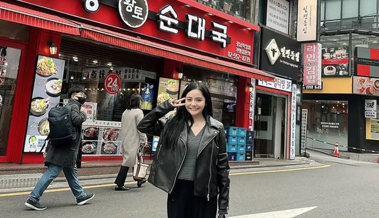 <p>Selama liburan di Korea Selatan, ia kerap membagikan beberapa OOTD. Salah satunya adalah ia mengenakan jaket kulit yang dipadu dengan celana panjang. [Foto: instagram.com/mysamawar]</p>
