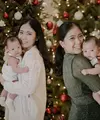 Natal tahun ini jadi Natal pertama Jessica Tanoe menyandang status sebagai seorang ibu. Dalam beberapa unggahan, Jessica Tanoe tampil dengan gaya keibuan meski outfitnya sederhana [@jessicatanoe]