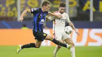 Pemain Inter Milan, Benjamin Pavard, berebut bola dengan pemain Benfica, Rafa Silva, pada laga Liga Champions di Stadion Giuseppe Meazza, Rabu (4/10/2023). (AP Photo/Luca Bruno)