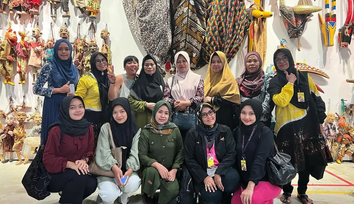 Punya penggemari dari berbagai kalangan menjadikan kepopuleran Nasida Ria kian meroket. Inilah potret kebersamaan Hj. Nadhiroh bareng grup kasidah Nasida Ria. (Liputan6.com/IG/@nasidariasemarang)