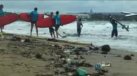 Tumpukan sampah semacam ini kerap mengotori Pantai Kuta, Bali, terlebih saat musim hujan dan juga embusan Angin Muson Barat. (Liputan6.com/Yudha Maruta)