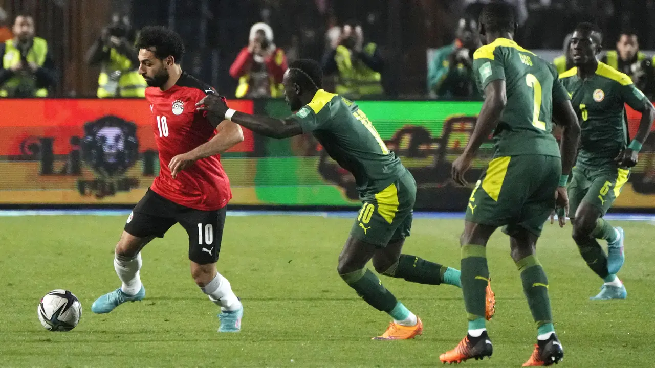 Foto: Dalam Dua Bulan, Dua Mimpi Mohamed Salah bersama Timnas Mesir Dibuyarkan Sadio Mane bersama Timnas Senegal