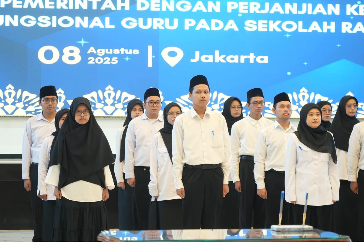 Mensos Gus Ipul Lantik 1.323 Guru Sekolah Rakyat