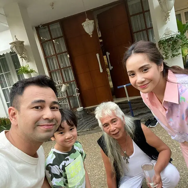 Gideon Tengker Bareng Kedua Cucu