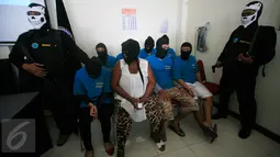 Petugas mengawal tersangka WNA Afrika Selatan (ketiga kiri) pada gelar perkara kasus narkoba di BNNP DIY, Jumat (15/4/2016). Petugas berhasil mengamankan tujuh tersangka dalam empat TKP yang berbeda. (Foto: Boy Harjanto)