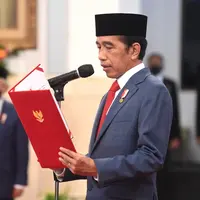 Presiden Joko Widodo memimpin pelantikan Jenderal Andika Perkasa sebagai Panglima TNI di Istana Negara Jakarta, Rabu (17/11/2021). Jenderal Andika Perkasa menggantikan Panglima TNI sebelumnya Marsekal Hadi Tjahjanto yang memasuki masa pensiun. (Foto: Agus Suparto/Biro Sekretariat Kepresidenan)