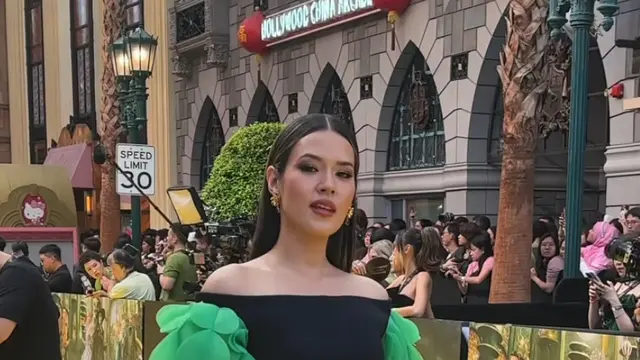 Raisa hadir Premier Wicked: For Good Singapura dengan dress hitam. [@vagueskin]